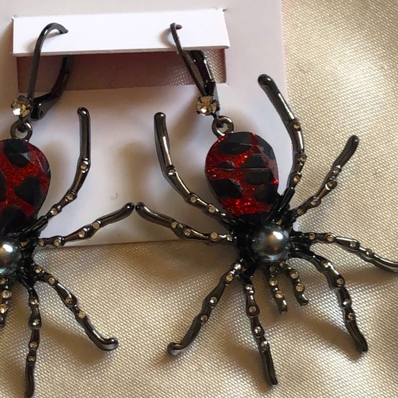 Betsey Johnson Hematite Tone Glampire Spider Drop Earrings Crystal Accents NWT - Picture 8 of 11